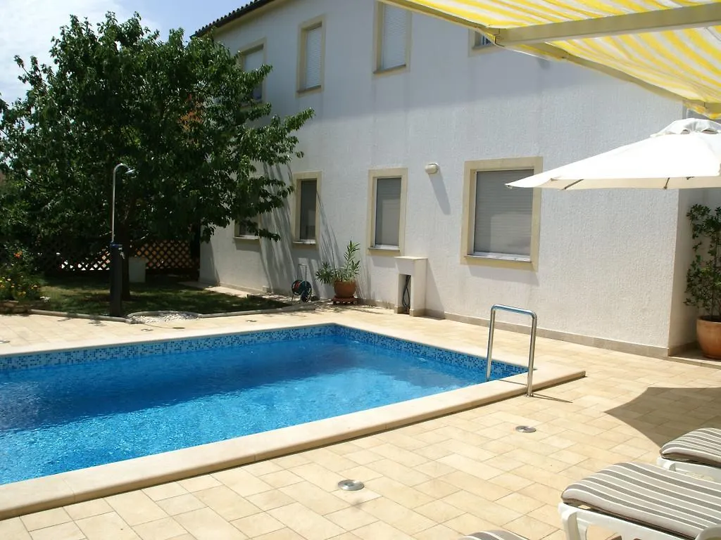 Comfy Apartment In Vinkuran With The Beach Nearby Medulin