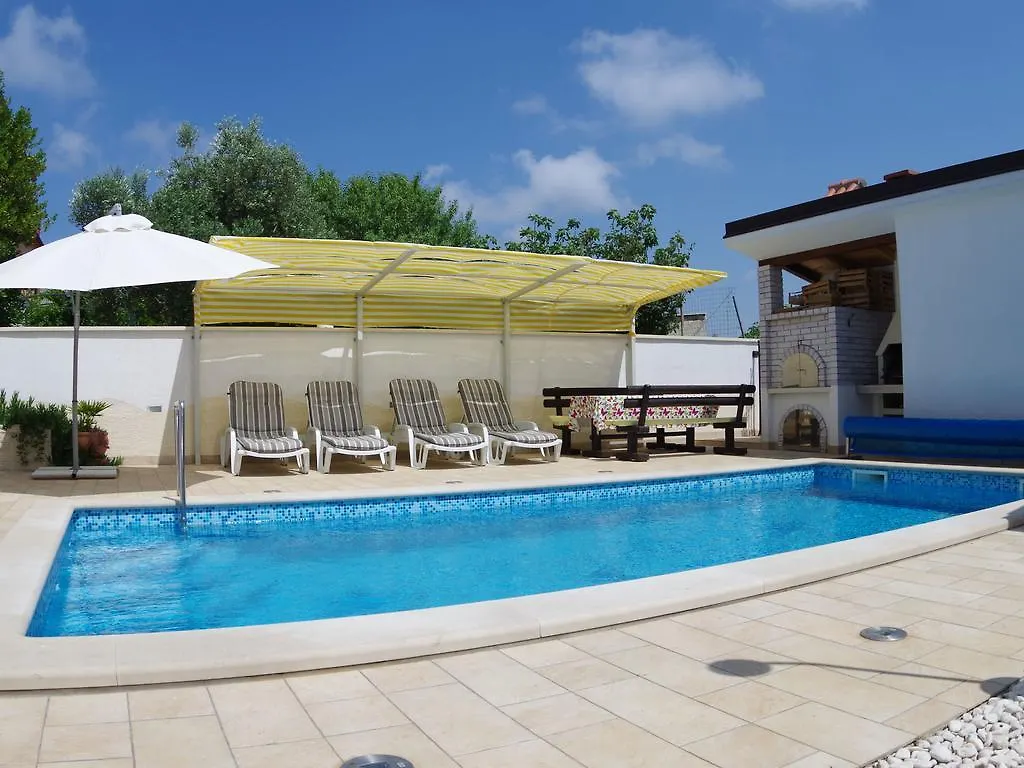 Comfy Apartment In Vinkuran With The Beach Nearby Medulin