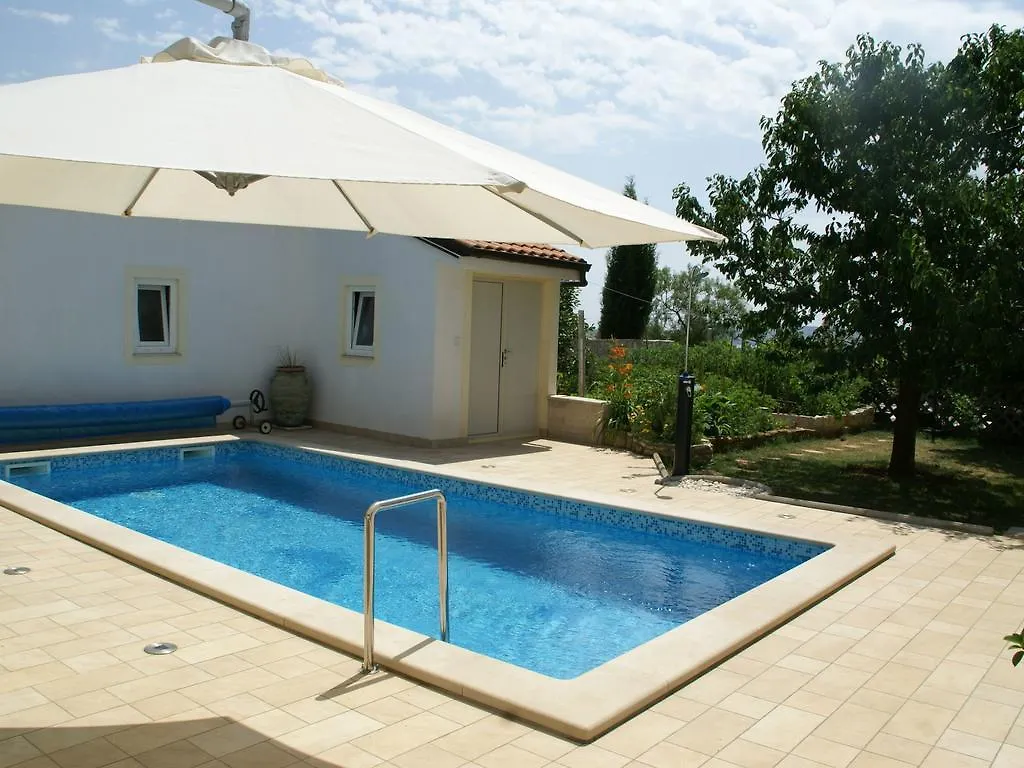 Comfy Apartment In Vinkuran With The Beach Nearby Medulin